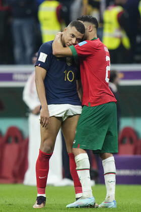 France v Morocco: Semi Final - FIFA World Cup, WM, Weltmeisterschaft, Fussball Qatar 2022 Kylian Mbappe centre-forward of France and Paris Saint-Germain and Achraf Hakimi right-back of Morocco and Paris Saint-Germain greet each other after the FIFA World Cup Qatar 2022 semi final match between France and Morocco at Al Bayt Stadium on December 14, 2022 in Al Khor, Qatar. Al Khor Qatar Copyright: xJosexBretonx originalFilename:breton-francevm221214_np8f1
