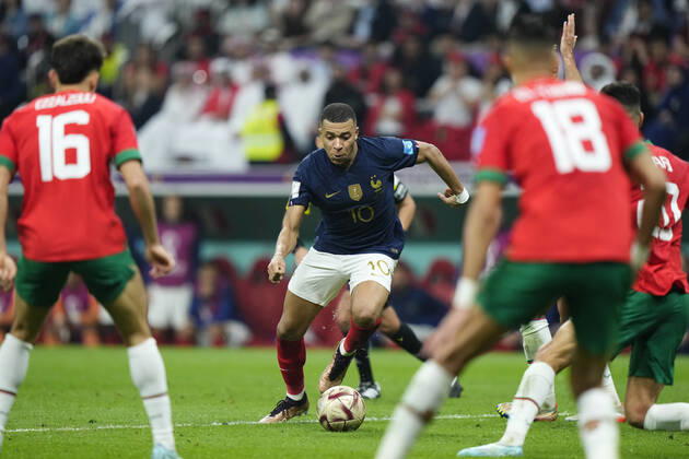 France v Morocco: Semi Final - FIFA World Cup, WM, Weltmeisterschaft, Fussball Qatar 2022 Kylian Mbappe centre-forward of France and Paris Saint-Germain surrounded by Moorocco players during the FIFA World Cup Qatar 2022 semi final match between France and Morocco at Al Bayt Stadium on December 14, 2022 in Al Khor, Qatar. Al Khor Qatar Copyright: xJosexBretonx originalFilename:breton-francevm221214_npRRf