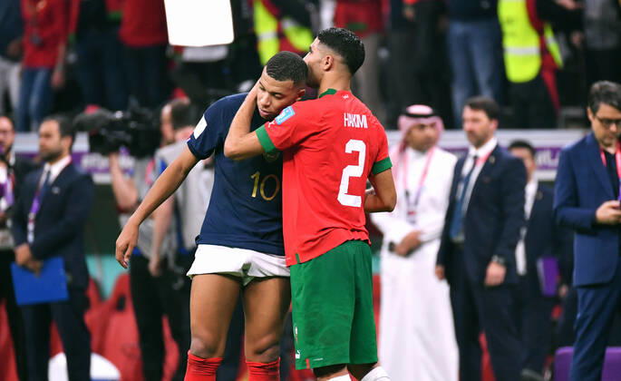 Fussball Weltmeisterschaft, Herren, Qatar 2022, 2. Halbfinale, Al Bayt Stadium, Frankreich - Marokko 2:0; Kylian Mbappe (FRA) und Achraf Hakimi (MAR) nach Spielende. FIFA REGULATIONS PROHIBIT ANY USE OF PHOTOGRAPHS AS IMAGE SEQUENCES AND OR QUASI-VIDEO
