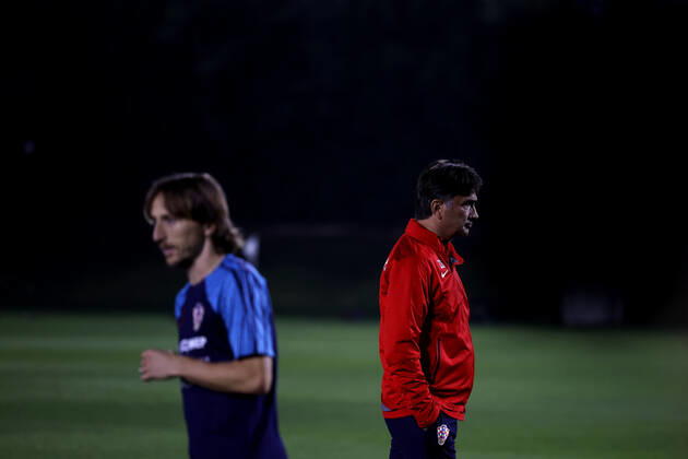 Croatia s head coach Zlatko Dalic (R) leads his national team, Nationalteam s training session in front of player Luca Modric in Doha, Qatar, 15 December 2022. Croatia is to face Morocco in a FIFA World Cup, WM, Weltmeisterschaft, Fussball Qatar 2022 match for the third and fourth place on 17 December. Croatia s training session !ACHTUNG: NUR REDAKTIONELLE NUTZUNG!  Copyright: xALBERTOxESTEVEZx EVE2279 20221215-0e6046e450e8dcaffdfebb8128488afc781c251b