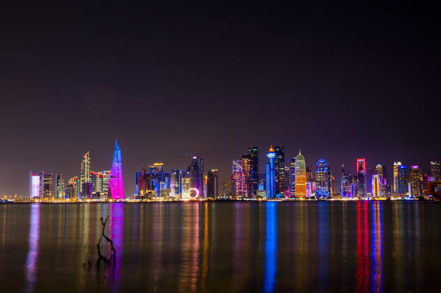 Ambiance dans la Fan Zone de La Corniche devant la Skyline de DOHA FOOTBALL : Fan Zone La Corniche - coupe du Monde Qatar 2022 - 15 12 2022 JBAutissier Panoramic
