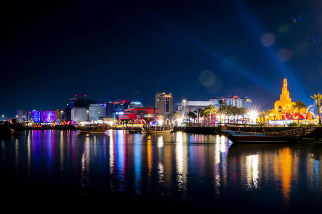 Ambiance dans la Fan Zone de La Corniche devant la Skyline de DOHA FOOTBALL : Fan Zone La Corniche - coupe du Monde Qatar 2022 - 15 12 2022 JBAutissier Panoramic 