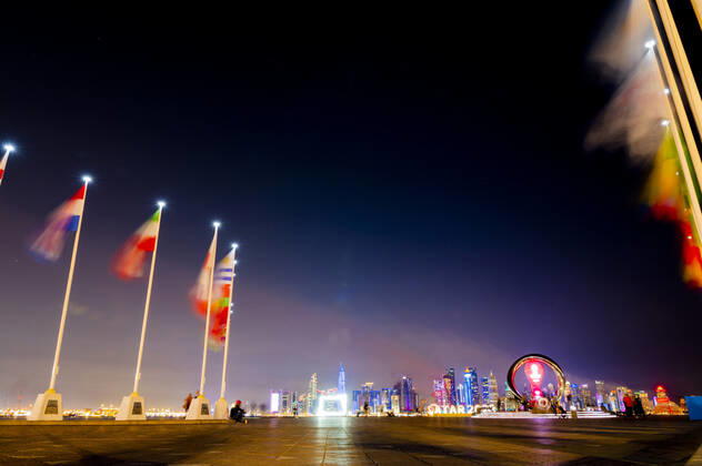 Ambiance dans la Fan Zone de La Corniche devant la Skyline de DOHA FOOTBALL : Fan Zone La Corniche - coupe du Monde Qatar 2022 - 15 12 2022 JBAutissier Panoramic 