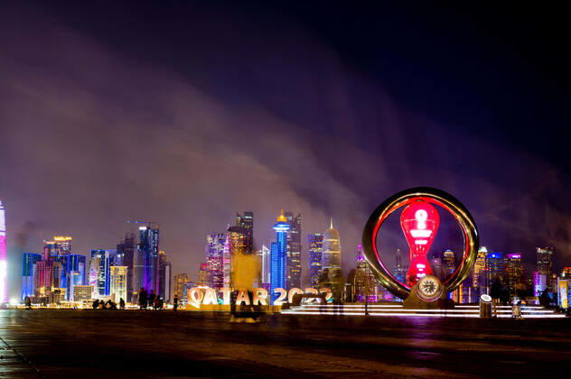 Ambiance dans la Fan Zone de La Corniche devant la Skyline de DOHA FOOTBALL : Fan Zone La Corniche - coupe du Monde Qatar 2022 - 15 12 2022 JBAutissier Panoramic 