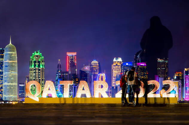 Ambiance dans la Fan Zone de La Corniche devant la Skyline de DOHA FOOTBALL : Fan Zone La Corniche - coupe du Monde Qatar 2022 - 15 12 2022 JBAutissier Panoramic 