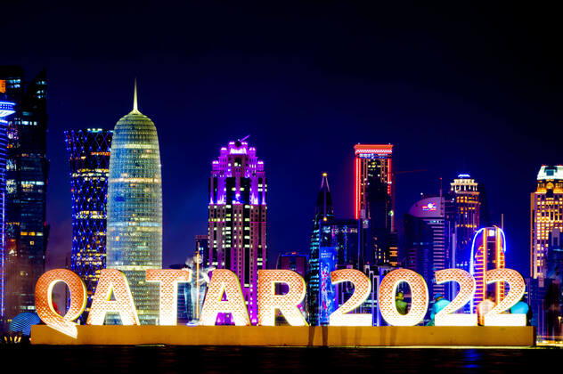 Ambiance dans la Fan Zone de La Corniche devant la Skyline de DOHA FOOTBALL : Fan Zone La Corniche - coupe du Monde Qatar 2022 - 15 12 2022 JBAutissier Panoramic 