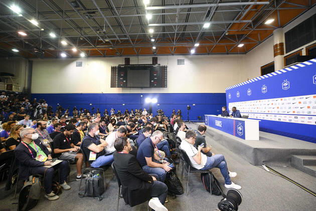 ambiance generale lors de la conference de presse ou les journalistes portent majoritairement un masque FOOTBALL : Conference de presse de l equipe de France - coupe du Monde Qatar 2022 - 16 12 2022 JBAutissier Panoramic 
