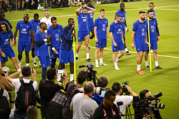 GIROUD Olivier (FRA) LLORIS Hugo (FRA) FOOTBALL : Entrainement de l Equipe de France - coupe du Monde Qatar 2022 - 16 12 2022 JBAutissier Panoramic 