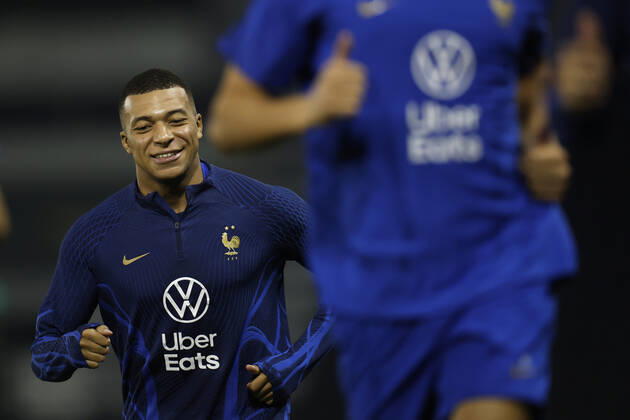 France s soccer player Kylian Mbappe participates in his national team, Nationalteam s training session in Doha, Qatar, 16 December 2022. France is to face Argentina on 18 December in the final match of FIFA World Cup, WM, Weltmeisterschaft, Fussball Qatar 2022. Francia s training session !ACHTUNG: NUR REDAKTIONELLE NUTZUNG!  Copyright: xAlbertoxEstevezx EVE2326 20221216-e46bedb5db41d85a7994b0e6606f351f91e13417