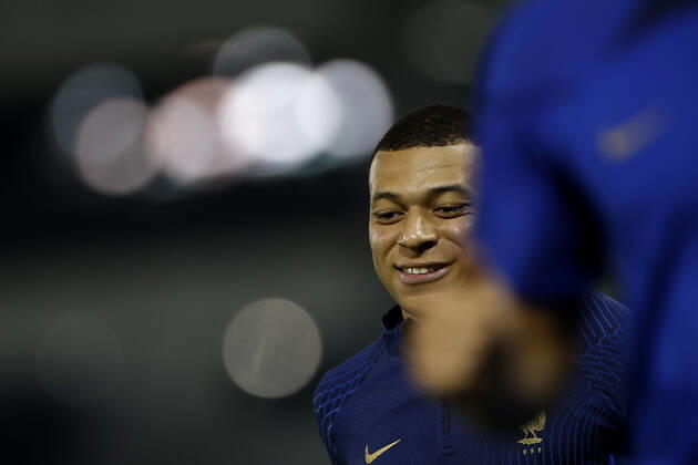 France s soccer player Kylian Mbappe participates in his national team, Nationalteam s training session in Doha, Qatar, 16 December 2022. France is to face Argentina on 18 December in the final match of FIFA World Cup, WM, Weltmeisterschaft, Fussball Qatar 2022. Francia s training session !ACHTUNG: NUR REDAKTIONELLE NUTZUNG!  Copyright: xAlbertoxEstevezx EVE2324 20221216-ea3c0b4f233f1f90c13b70205dd541e21fe7c6c9