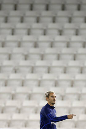 France s soccer player Antoine Griezmann participates in his national team, Nationalteam s training session in Doha, Qatar, 16 December 2022. France is to face Argentina on 18 December in the final match of FIFA World Cup, WM, Weltmeisterschaft, Fussball Qatar 2022. Francia s training session !ACHTUNG: NUR REDAKTIONELLE NUTZUNG!  Copyright: xAlbertoxEstevezx EVE2323 20221216-f4ca29767c4f095f1fe2f84500be7b2288fcf814