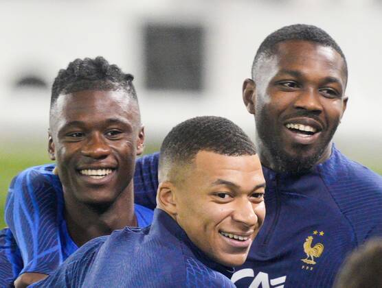 Mandatory Credit: Photo by Dave Shopland Shutterstock (13670207au) Kylian Mbappe of France shares a joke France Training & press conference, PK, Pressekonferenz FIFA World Cup, WM, Weltmeisterschaft, Fussball 2022, Football, Al Sadd SC Stadium, Al Rayyan, Qatar - 16 Dec 2022 Editorial Use Only France Training & Press Conference, FIFA World Cup 2022, Football, Al Sadd SC Stadium, Al Rayyan, Qatar - 16 Dec 2022 Editorial Use Only Copyright: xDavexShopland Shutterstockx 13670207au