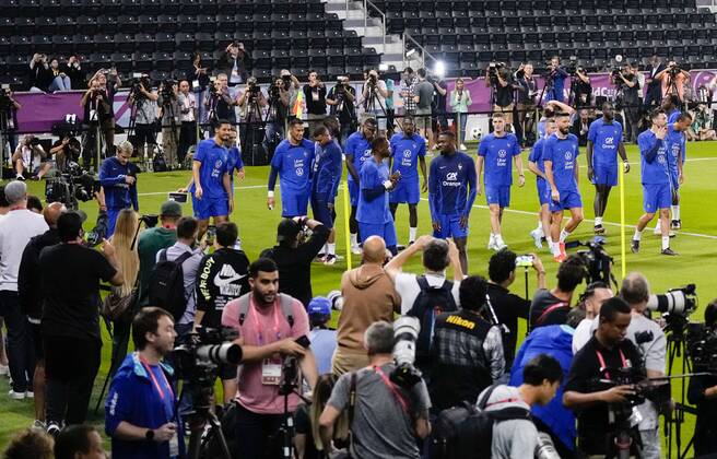 Mandatory Credit: Photo by Dave Shopland Shutterstock (13670207as) French Squad surrounded by Media France Training & press conference, PK, Pressekonferenz FIFA World Cup, WM, Weltmeisterschaft, Fussball 2022, Football, Al Sadd SC Stadium, Al Rayyan, Qatar - 16 Dec 2022 Editorial Use Only France Training & Press Conference, FIFA World Cup 2022, Football, Al Sadd SC Stadium, Al Rayyan, Qatar - 16 Dec 2022 Editorial Use Only Copyright: xDavexShopland Shutterstockx 13670207as