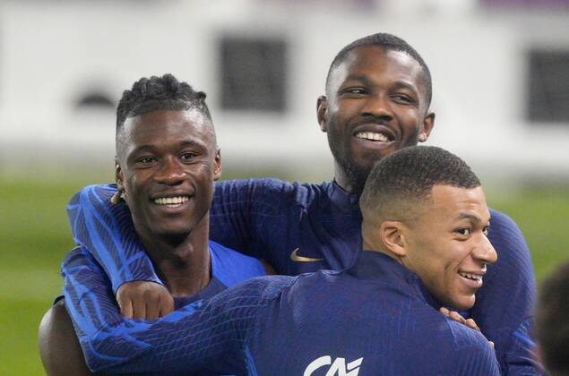 Mandatory Credit: Photo by Dave Shopland Shutterstock (13670207at) Kylian Mbappe of France shares a joke France Training & press conference, PK, Pressekonferenz FIFA World Cup, WM, Weltmeisterschaft, Fussball 2022, Football, Al Sadd SC Stadium, Al Rayyan, Qatar - 16 Dec 2022 Editorial Use Only France Training & Press Conference, FIFA World Cup 2022, Football, Al Sadd SC Stadium, Al Rayyan, Qatar - 16 Dec 2022 Editorial Use Only Copyright: xDavexShopland Shutterstockx 13670207at