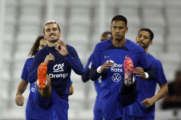 France s soccer player Alphonse Areola (R) and Antoine Griezmann participate in their national team, Nationalteam s training session in Doha, Qatar, 16 December 2022. France is to face Argentina on 18 December in the final match of FIFA World Cup, WM, Weltmeisterschaft, Fussball Qatar 2022. Francia s training session !ACHTUNG: NUR REDAKTIONELLE NUTZUNG!  Copyright: xAlbertoxEstevezx EVE2330 20221216-54f32da8e71b1f0a5f865efe49d176077be60aef