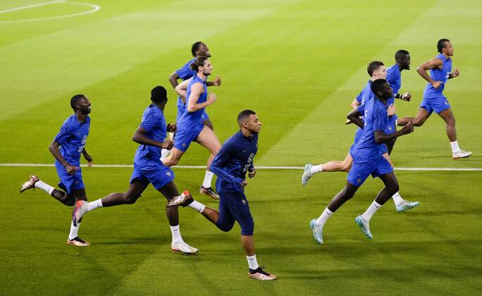 Mandatory Credit: Photo by Dave Shopland Shutterstock (13670207bb) Kylian Mbappe of France centre trains with team France Training & press conference, PK, Pressekonferenz FIFA World Cup, WM, Weltmeisterschaft, Fussball 2022, Football, Al Sadd SC Stadium, Al Rayyan, Qatar - 16 Dec 2022 Editorial Use Only France Training & Press Conference, FIFA World Cup 2022, Football, Al Sadd SC Stadium, Al Rayyan, Qatar - 16 Dec 2022 Editorial Use Only Copyright: xDavexShopland Shutterstockx 13670207bb