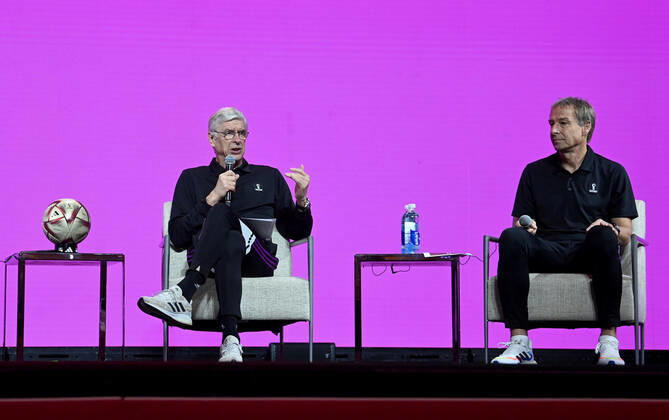 Fussball, Herren, Saison 2022 23, WM in Katar, Doha, Pressekonferenz der Technical Study Group der FIFA im Medienzentrum im Qatar National Convention Centre (QNCC), im Bild: Arsene Wenger (FIFAs Chief of Global Football Development), Jürgen Klinsmann (FIFA Technical Study Group), 17.12. 2022, Copyright: xMatthiasxKochx