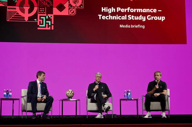 Fussball, Herren, Saison 2022 23, WM in Katar, Doha, Pressekonferenz der Technical Study Group der FIFA im Medienzentrum im Qatar National Convention Centre (QNCC), im Bild: Arsene Wenger (M., FIFAs Chief of Global Football Development), Jürgen Klinsmann (r., FIFA Technical Study Group), 17.12. 2022, Copyright: xMatthiasxKochx