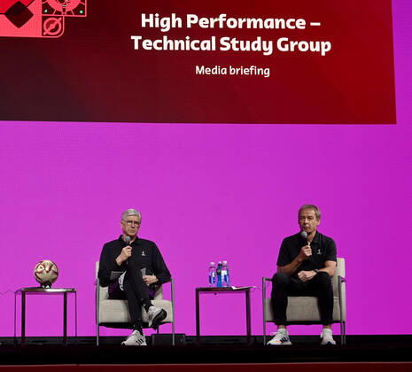 Fussball, Herren, Saison 2022 23, WM in Katar, Doha, Pressekonferenz der Technical Study Group der FIFA im Medienzentrum im Qatar National Convention Centre (QNCC), im Bild: v. l. Arsene Wenger (M., FIFAs Chief of Global Football Development), Jürgen Klinsmann (FIFA Technical Study Group), 17.12. 2022, Copyright: xMatthiasxKochx