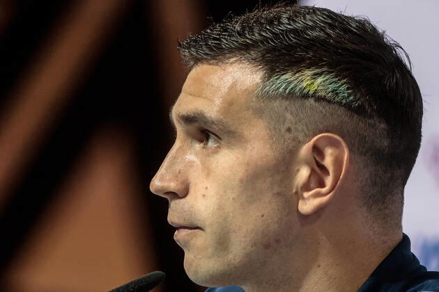 Argentina s goalkeeper Emiliano Dibu Martinez during the press conference, PK, Pressekonferenz held at Virtual Stadium in Doha, Qatar, 17 December 2022. France will face Argentina on 18 December in the final match of FIFA World Cup, WM, Weltmeisterschaft, Fussball Qatar 2022. Argentina s press conference !ACHTUNG: NUR REDAKTIONELLE NUTZUNG!  Copyright: xJuanxIgnacioxRoncoronix EVE2367 20221217-5b32179b9ec4012370eb2d6f56ef58ef10084739