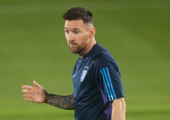 Mandatory Credit: Photo by Dave Shopland Shutterstock (13670844b) Lionel Messi of Argentina Argentina Training, FIFA World Cup, WM, Weltmeisterschaft, Fussball 2022, Football, Qatar University Training Site, Doha, Qatar - 17 Dec 2022 Editorial Use Only Argentina Training, FIFA World Cup 2022, Football, Qatar University Training Site, Doha, Qatar - 17 Dec 2022 Editorial Use Only Copyright: xDavexShopland Shutterstockx 13670844b