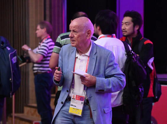 Fussball, Herren, Saison 2022 23, WM in Katar, Doha, Pressekonferenz der Technical Study Group der FIFA im Medienzentrum im Qatar National Convention Centre (QNCC), im Bild: Journalist Hartmut Scherzer (Jahrgang 1938) berrichtet seit 1962 von den Fußball-Weltmeisterschaften, 17.12. 2022, Copyright: xMatthiasxKochx