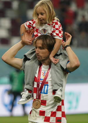 Fussball , FIFA WM 2022, Fussball World Cup Qatar 2022, Spiel um 3. Platz, Kroatien- Marokko, 17.12.2022, Khalifa International Stadion Doha Qatar, Luka Modric mit Tochter Kroatien , Aktion, Einzelbild Foto Chai von der Laage FIFA regulations prohibit any use of photographs as image sequences and or quasi-video. EDITORIAL USE ONLY,