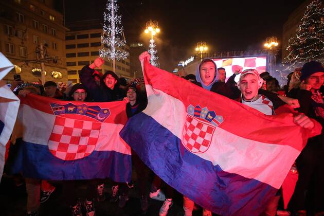 (221218) -- ZAGREB, Dec. 18, 2022 -- Croatian football fans celebrate at Ban Jelacic Square in Zagreb, Croatia, Dec. 17, 2022. Croatia beat Marocco and won the third place at the Qatar World Cup on Saturday. ( PIXSELL via Xinhua) (SP)CROATIA-ZAGREB-FOOTBALL FIFA World Cup, WM, Weltmeisterschaft, Fussball FANS SanjinxStrukic 
