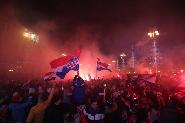 (221218) -- ZAGREB, Dec. 18, 2022 -- Croatian football fans celebrate at Ban Jelacic Square in Zagreb, Croatia, Dec. 17, 2022. Croatia beat Marocco and won the third place at the Qatar World Cup on Saturday. ( PIXSELL via Xinhua) (SP)CROATIA-ZAGREB-FOOTBALL FIFA World Cup, WM, Weltmeisterschaft, Fussball FANS SanjinxStrukic 