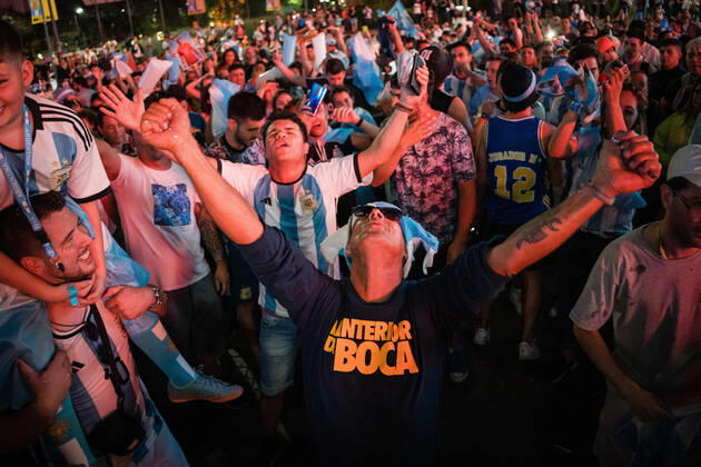 December 18, 2022, Buenos Aires, Argentina: Fans of the Argentine national team, Nationalteam gather at various points in the city of Buenos Aires to show support for the team, before the Qatar 2022 FIFA World Cup, WM, Weltmeisterschaft, Fussball final against the France national football team. Buenos Aires Argentina - ZUMAs197 20221218_zaa_s197_015 Copyright: xDiegoxRadamesx