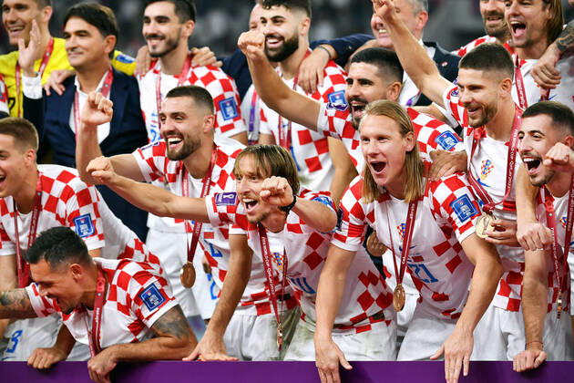 Fussball Weltmeisterschaft, Herren, Qatar 2022, Spiel um Platz 3, Khalifa International Stadium, Frankreich - Marokko 2:1; Nationaltrainer Zlatko Dalic (KRO), Dejan Lovren (KRO), Mateo Kovacic (KRO), Luka Modric (KRO), Domagoj Vida (KRO), Andrej Kramaric (KRO) bei der Siegerehrung. Jubel, Freude, Aktion. FIFA REGULATIONS PROHIBIT ANY USE OF PHOTOGRAPHS AS IMAGE SEQUENCES AND OR QUASI-VIDEO