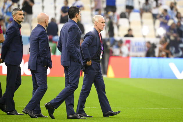 Didier Deschamps entraineur Selectionneur France et ses adjoints Guy Stephan - entraineur adjoint (Fra) FOOTBALL : Argentine vs france - Finale - Coupe du Monde Qatar 2022 - 18 12 2022 JBAutissier Panoramic 