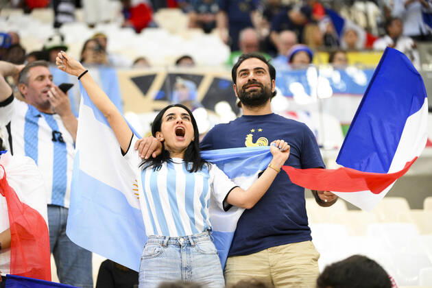 Supporters de l Equipe de France - Ambiance Supporters de l Argentine - ambiance Couple FOOTBALL : Argentine vs france - Finale - Coupe du Monde Qatar 2022 - 18 12 2022 JBAutissier Panoramic 