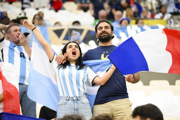 Supporters de l Equipe de France - Ambiance Supporters de l Argentine - ambiance Couple FOOTBALL : Argentine vs france - Finale - Coupe du Monde Qatar 2022 - 18 12 2022 JBAutissier Panoramic
