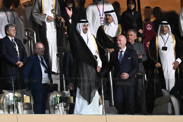 Fussball, Herren, Saison 2022 23, WM in Katar, Finale, Argentinien - Frankreich im Lusail Iconic Stadium in Lusail, v. l. Katars Emir Tamim bin Hamad Al Thani und FIFA-Präsident Gianni Infantino auf der Tribüne, 18.12. 2022, Copyright: xMatthiasxKochx