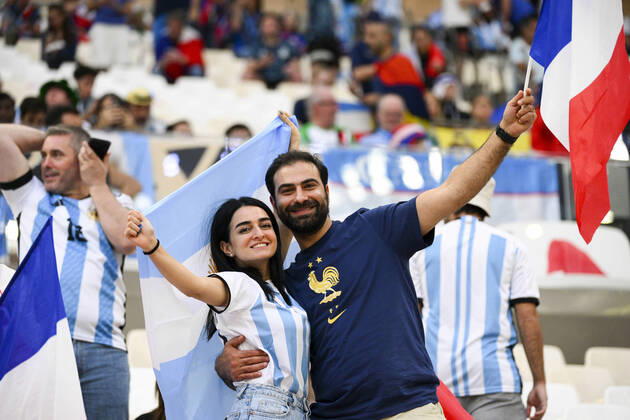Supporters de l Equipe de France - Ambiance Supporters de l Argentine - ambiance Couple FOOTBALL : Argentine vs france - Finale - Coupe du Monde Qatar 2022 - 18 12 2022 JBAutissier Panoramic