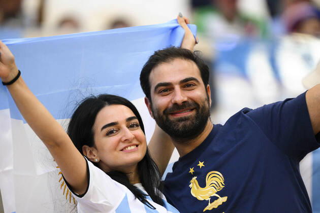 Supporters de l Equipe de France - Ambiance Supporters de l Argentine - ambiance Couple FOOTBALL : Argentine vs france - Finale - Coupe du Monde Qatar 2022 - 18 12 2022 JBAutissier Panoramic