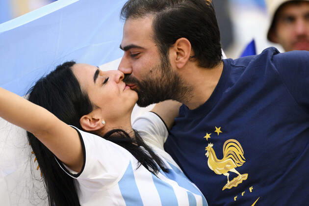 Supporters de l Equipe de France - Ambiance Supporters de l Argentine - ambiance Couple - bisou FOOTBALL : Argentine vs france - Finale - Coupe du Monde Qatar 2022 - 18 12 2022 JBAutissier Panoramic