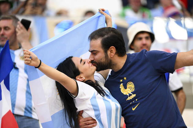 Supporters de l Equipe de France - Ambiance Supporters de l Argentine - ambiance Couple - bisou FOOTBALL : Argentine vs france - Finale - Coupe du Monde Qatar 2022 - 18 12 2022 JBAutissier Panoramic