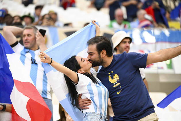 Supporters de l Equipe de France - Ambiance Supporters de l Argentine - ambiance Couple - bisou FOOTBALL : Argentine vs france - Finale - Coupe du Monde Qatar 2022 - 18 12 2022 JBAutissier Panoramic