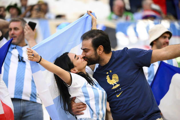 Supporters de l Equipe de France - Ambiance Supporters de l Argentine - ambiance Couple - bisou FOOTBALL : Argentine vs france - Finale - Coupe du Monde Qatar 2022 - 18 12 2022 JBAutissier Panoramic