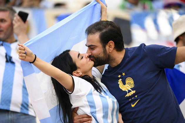 Supporters de l Equipe de France - Ambiance Supporters de l Argentine - ambiance Couple - bisou FOOTBALL : Argentine vs france - Finale - Coupe du Monde Qatar 2022 - 18 12 2022 JBAutissier Panoramic 