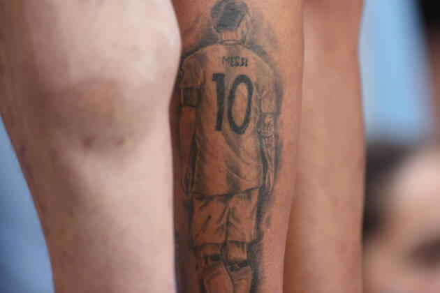 An Argentina fan shows a tattoo with the figure of Lionel Messi while attending the Qatar 2022 World Cup final between Argentina and France today at the Lusail stadium, Qatar 18 December 2022. Soccer World Cup 2022: Argentina - France !ACHTUNG: NUR REDAKTIONELLE NUTZUNG!  Copyright: xJuanxIgnacioxRoncoronix GR7007 20221218-b2e9b1ad3fabbc92e9c7cb15a18b2e925a3d3feb