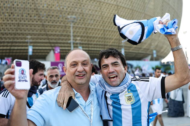 QATAR, LUSAIL - DECEMBER 18, 2022: Men root for Argentina outside Lusail Iconic Stadium ahead of the national team, Nationalteam s 2022 FIFA World Cup, WM, Weltmeisterschaft, Fussball final football match against France. Sergei Bobylev TASS  56480778