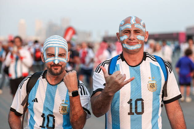 QATAR, LUSAIL - DECEMBER 18, 2022: Men root for Argentina outside Lusail Iconic Stadium ahead of the national team, Nationalteam s 2022 FIFA World Cup, WM, Weltmeisterschaft, Fussball final football match against France. Sergei Bobylev TASS  56480776