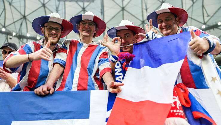 QATAR, LUSAIL - DECEMBER 18, 2022: Men root for France ahead of the national team, Nationalteam s 2022 FIFA World Cup, WM, Weltmeisterschaft, Fussball final football match against Argentina at Lusail Iconic Stadium. Sergei Bobylev TASS  56480984