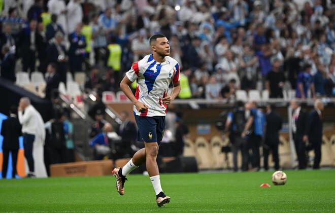 Fussball, Herren, Saison 2022 23, WM in Katar, Finale, Argentinien - Frankreich im Lusail Iconic Stadium in Lusail, Kylian Mbappe (Frankreich) bei der Erwärmung, 18.12. 2022, Copyright: xMatthiasxKochx