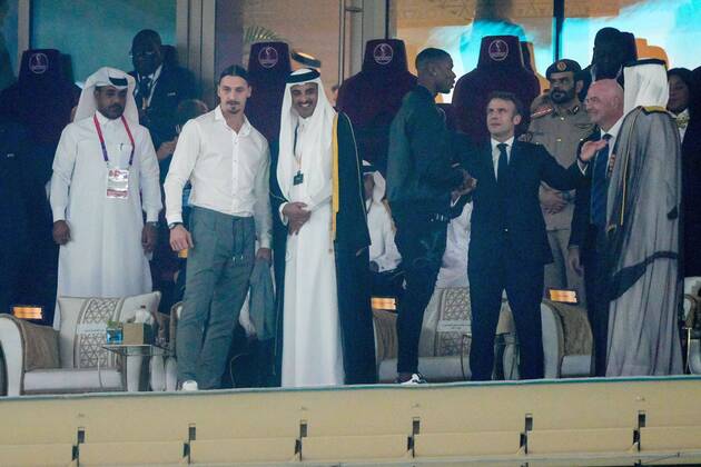 Mandatory Credit: Photo by Dave Shopland Shutterstock (13670813q) Zlatan Ibrahimovic with The Emir, Sheik Tamim bin Hamad Al Thani, as Paul Pogba speaks with President of France Emmanuel Macron and FIFA President Gianni Infantino Argentina v France, FIFA World Cup, WM, Weltmeisterschaft, Fussball 2022, Final, Football, Lusail Stadium, Al Daayen, Qatar - 18 Dec 2022 Editorial Use Only Argentina v France, FIFA World Cup 2022, Final, Football, Lusail Stadium, Al Daayen, Qatar - 18 Dec 2022 Editorial Use Only Copyright: xDavexShopland Shutterstockx 13670813q