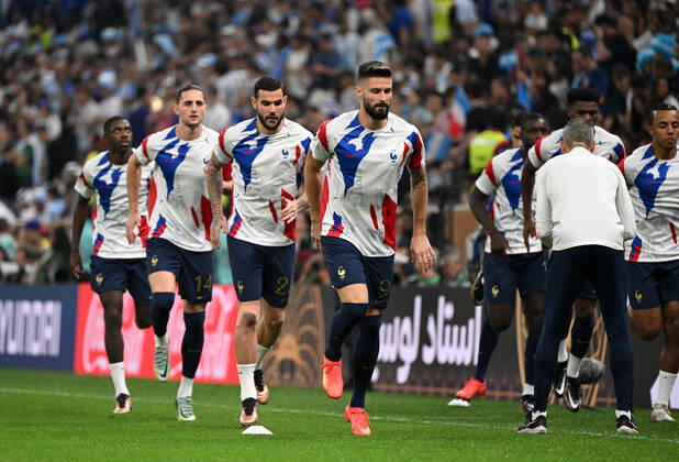 Fussball, Herren, Saison 2022 23, WM in Katar, Finale, Argentinien - Frankreich im Lusail Iconic Stadium in Lusail, v. l. Ousmane Dembele (Frankreich), Adrien Rabiot (Frankreich), Theo Hernandez (Frankreich), Olivier Giroud (Frankreich) bei der Erwärmung, 18.12. 2022, Copyright: xMatthiasxKochx
