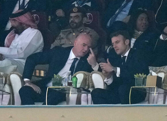 18.12.2022, Lusail Iconic Stadium, Doha, QAT, WM FIFA 2022, Finale, Argentinien vs Frankreich, im Bild FIFA Präsident Giovanni Infantino mit dem französichen Staatspräsidenten Emmanuel Macron Doha Lusail Iconic Stadium Qatar